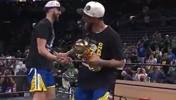 22年库里拿下FMVP，克莱对其大喊：我们要做的就是投进三分，然后拿冠军