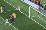 本届首个乌龙！普利西奇连过数人 麦肯尼造对手乌龙 美国1-0领先