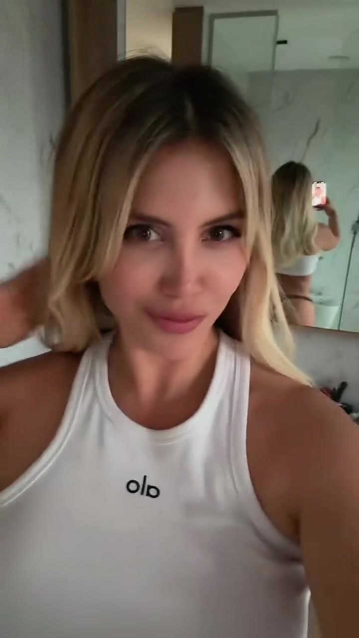 旺达镜前对镜头秀身材，这身材管理和自信状态真的太有料！✨